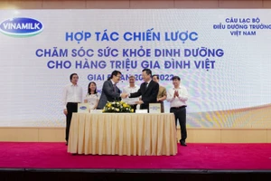 Ông Phan Minh Tiên (bên trái) và ông Hoàng Văn Thành đại diện ký kết hợp tác chiến lược giữa Vinamilk và CLB Điều dưỡng trưởng Việt Nam giai đoạn 2020-2022.