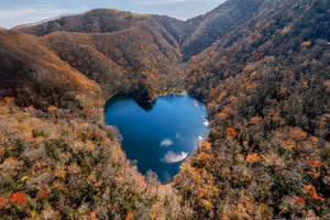 Đẹp lịm tim hồ nước hình trái tim tự nhiên duy nhất ở Nhật Bản