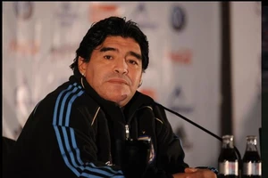 “Chấn động”: Maradona bị bỏ “sống chết mặc bay” sau cú ngã đập đầu tại nhà riêng