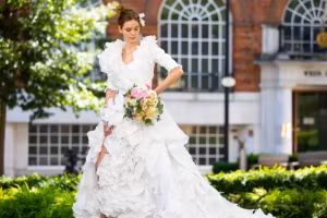 Váy cưới tuyệt đẹp làm từ 1.500 chiếc khẩu trang bỏ đi