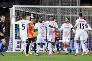 Chiến thắng 2-0 trước Benevento giúp AC Milan tái chiếm đỉnh bảng Serie A.