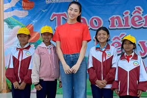 Hoa hậu Lương Thùy Linh đội mưa, đi máy cày làm từ thiện 