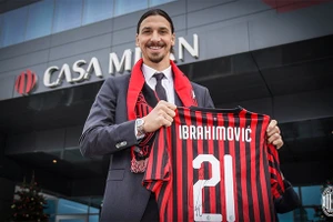 Ibrahimovic chốt tương lai tại AC Milan, đổi số áo đấu