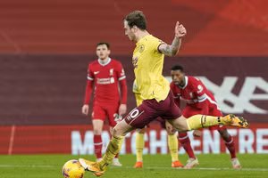 Liverpool thua sốc trên chấm phạt đền, "tí hon" Burnley lập kỳ tích