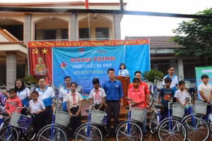 Chung tay tiếp sức cho học sinh vùng biên đến trường