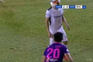 Hồng Duy không chấp nhặt việc bị Thanh Thụ ném thẳng bóng vào mặt.