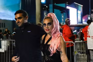 Lady Gaga bất ngờ nhận quà sinh nhật từ người yêu phương xa 