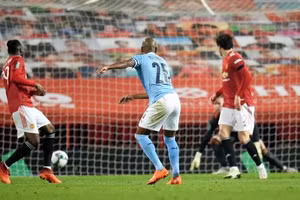 Hạ gục Man “đỏ”, Man “xanh” đứng trước thời khắc lịch sử tại Cúp Liên đoàn