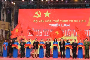 Hàng trăm hình ảnh, tài liệu được trưng bày tại Triển lãm "Đảng ta thật là vĩ đại"