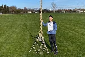 Cậu bé 12 tuổi lập kỷ lục Guinness thế giới từ những que kem 