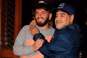 Diego Junior và cha ruột Diego Maradona.