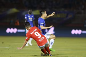 Pha tranh chấp bóng giữa Ngô Hoàng Thịnh và Đỗ Hùng Dũng.