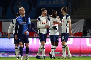 Siêu sao bùng nổ, Tottenham ngược dòng hạ đẹp Wycombe