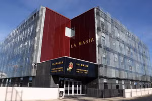 Tòa nhà La Masia là nguồn cơn dẫn tới việc MCM đòi tòa tuyên buộc Barcelona phá sản.