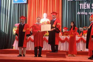 PGS.TS Lê Thành Bắc – Phó Giám đốc Đại học Đà Nẵng trao bằng Tiến sĩ cho tân Tiến sĩ Cao Trí Dũng.