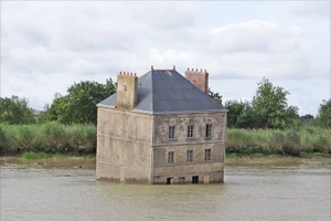 Ngôi nhà hoang nổi trên sông Loire.