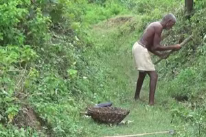 Người đàn ông Ấn Độ dành 30 năm thanh xuân để... đào kênh dẫn nước