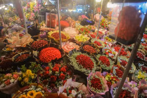 Chợ hoa tấp nập trước ngày 8/3 