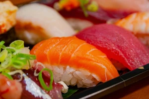 Hàng trăm người Đài Loan đổi tên thành “cá hồi” để được ăn một bữa sushi miễn phí.