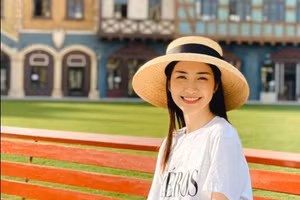 Hòa Minzy âm thầm giúp đỡ người dân xây cầu chạy lũ