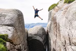 Tảng đá kỳ lạ, nơi nhiều người đánh cược mạng sống để... sống ảo 