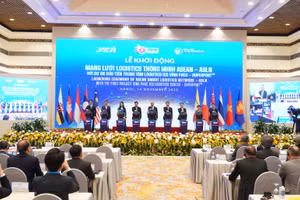 Thủ tướng Chính phủ Nguyễn Xuân Phúc và các đại diện bấm nút khởi động Mạng lưới Logistics thông minh ASEAN với dự án đầu tiên “Trung tâm Logistics ICD Vĩnh Phúc” do Liên danh Tập đoàn T&T Group (Việt Nam) – Tập đoàn YCH– YCH Holdings (Singapore) làm chủ đầu tư.