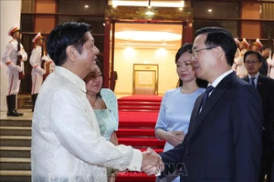 Chủ tịch nước Võ Văn Thưởng và Phu nhân chia tay Tổng thống Philippines Ferdinand Marcos Jr và Phu nhân. (Ảnh: Thống Nhất/TTXVN)