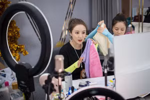 Vy Á có thể bán bất cứ thứ gì qua livestream. Ảnh: MXH.