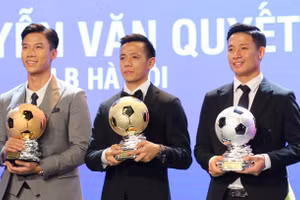 Cầu thủ Nguyễn Văn Quyết giành giải Quả bóng vàng Việt Nam 2020.