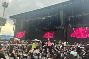 Sân Mỹ Đình đông nghịt trước giờ mở màn concert của BLACKPINK