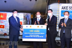 Chủ tịch nước Nguyễn Xuân Phúc chứng kiến lễ tiếp nhận tượng trưng 1,05 triệu liều vắc xin Abdala của Cuba. (Ảnh: Nguyễn Điệp/TTXVN).