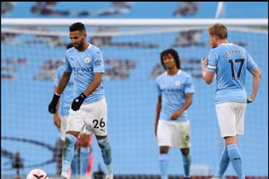 Máy bay chở đội bóng Man City gặp sự cố giữa bầu trời