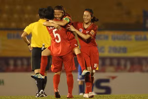 Các cô gái TPHCM I bảo vệ thành công ngôi hậu trước một vòng đấu.