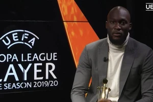 Chân sút Lukaku nhận giải thưởng Cầu thủ xuất sắc nhất Europa League mùa trước.