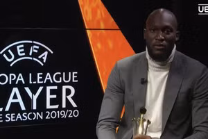 Chân sút Lukaku nhận giải thưởng Cầu thủ xuất sắc nhất Europa League mùa trước.