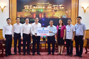 Đại diện đoàn lãnh đạo Đà Nẵng trao 2 tỷ ủng hộ Thừa Thiên Huế khắc phục hậu quả do bão số 5 gây ra.