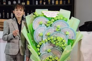 Hồ Văn Cường được khán giả giấu mặt tặng quà ‘khủng’