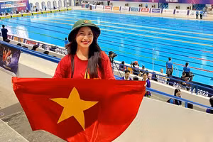 Hòa Minzy, Lý Hùng sang Campuchia cổ vũ đội tuyển Việt Nam