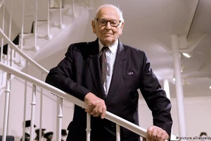 Pierre Cardin vừa qua đời.