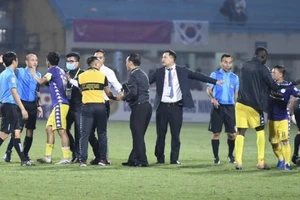 Ban huấn luyện Hà Nội FC “thanh minh” với trọng tài ngay sau khi khép lại 45 phút hiệp 1.