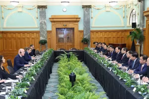 Thủ tướng Phạm Minh Chính hội đàm với Thủ tướng New Zealand Christopher Luxon. (Ảnh: Dương Giang/TTXVN)