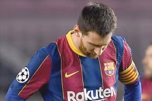 Messi buồn bã sau trận Barcelona thảm bại 1-4 trước PSG.