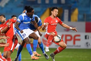 Viettel (áo đỏ) chạm một tay vào chức vô địch sau khi đánh bại Than Quảng Ninh 1-0. 
