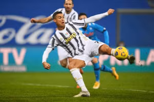 Ronaldo ghi bàn góp công vào danh hiệu Siêu Cúp Italy 2020 của Juventus. (Ảnh: Getty).