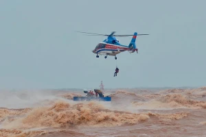 Lực lượng Đặc công nước và tổ bay trực thăng của Bộ Quốc phòng cứu hộ thuyền viên.