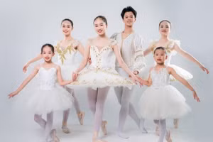 Các vũ công nhí tham gia vở vũ kịch ballet kinh điển "Paquita".