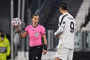 Nữ trọng tài Frappart đi vào lịch sử Champions League khi điều khiển trận đấu có sự góp mặt của siêu sao Ronaldo.