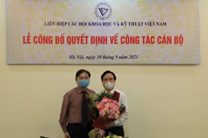 TSKH Phan Xuân Dũng - Chủ tịch VUSTA tặng hoa chúc mừng ông Phùng Xuân Nhạ. 