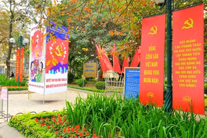 Hà Nội trang hoàng rực rỡ cờ hoa chào mừng Đại hội XIII của Đảng