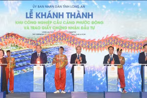 Thủ tướng Nguyễn Xuân Phúc, Phó Thủ tướng Trương Hòa Bình cùng các đại biểu dự Lễ khánh thành Khu công nghiệp Cầu cảng Phước Đông. Ảnh VGP/Quang Hiếu